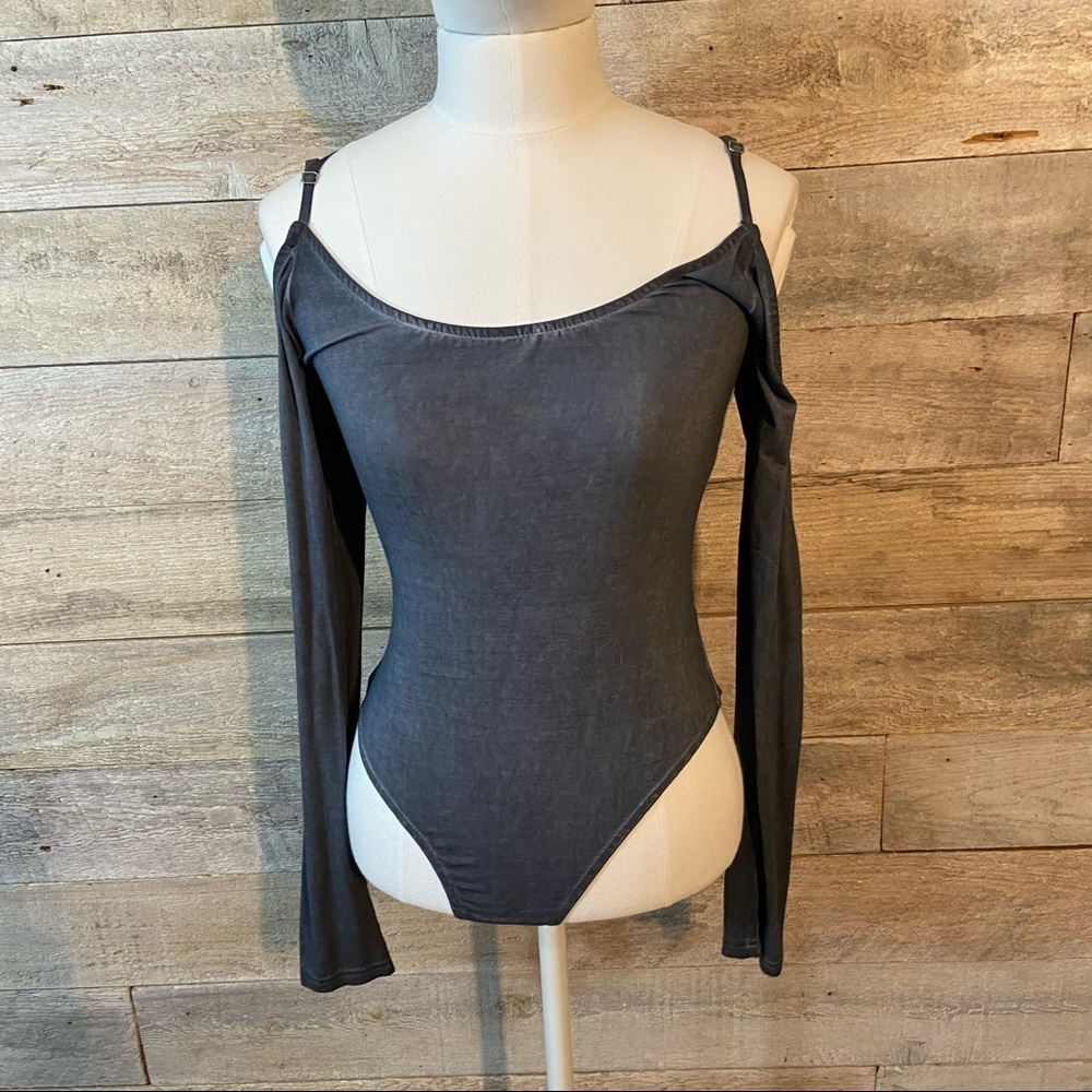 BNWT Honey Punch women’s  cold shouldered blue bodysuit in size medium‎